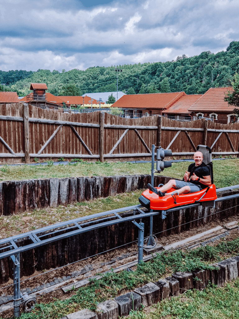 atrakcje dla dzieci park rozrywki wakacje kolejka