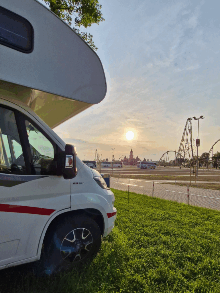 kamper camper camping caravaning podróże z dziećmi